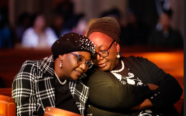 Àwọn obìnrin méjì tí wọ́n fi oríkorí