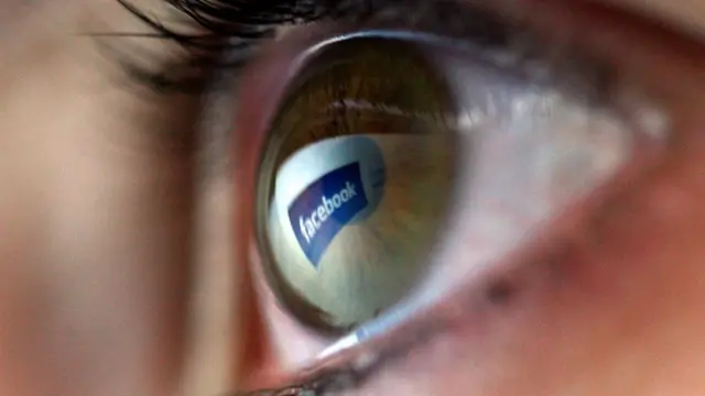 Глаз, в котором отражается логотип Facebook