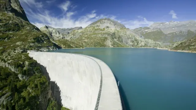 Barragem no Lago Emerson, na fronteira francesa da Suíça