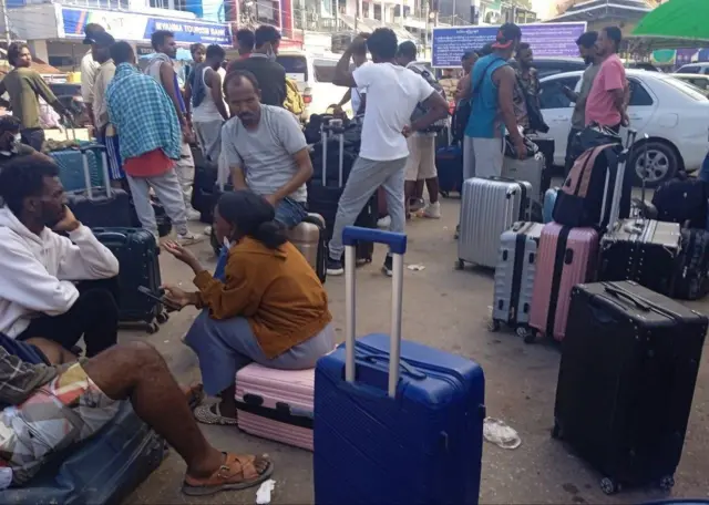 ထိုင်းနိုင်ငံကို ကူးခွင့်ရဖို့ အမှတ် ၁ တံတားထိပ်ကနေ စောင့်နေကြသူတွေ