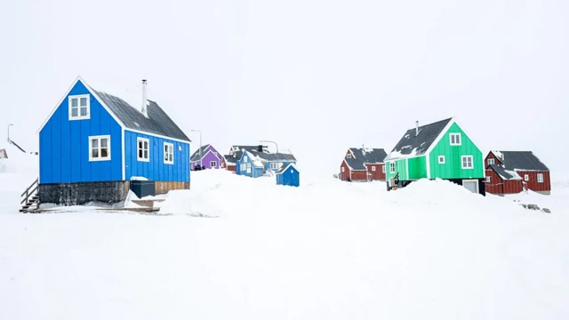 Casas coloridas no meio da neve