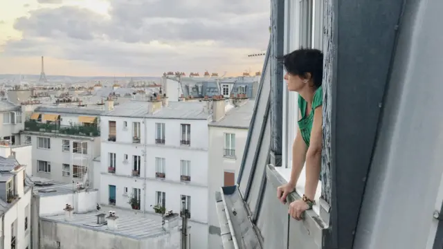 Kate apareceaposta ganha atletico de madriduma janela olhando Paris, com Torre Eiffel ao fundo 