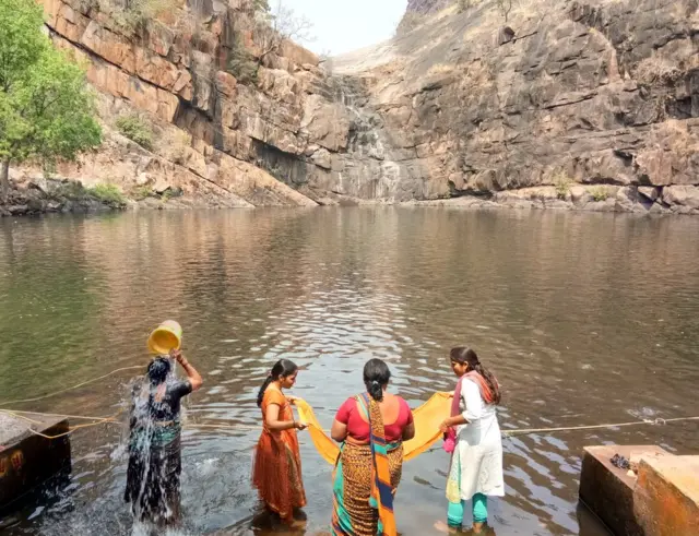 મંદિર પાસેનાં તળાવમાં સ્નાન કરી રહેલી મહિલાઓ