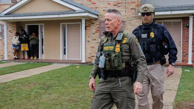El comandante de la Patrulla Fronteriza Gregory Bovino y agentes federales realizan operaciones de inmigración en un vecindario de Kenner, parroquia de Jefferson en Nueva Orleans, EE.UU. UU., durante la Operación Catahoula Crunch el 6 de diciembre de 2025. (Foto de Madison Thorn/Anadolu a través de Getty Images)