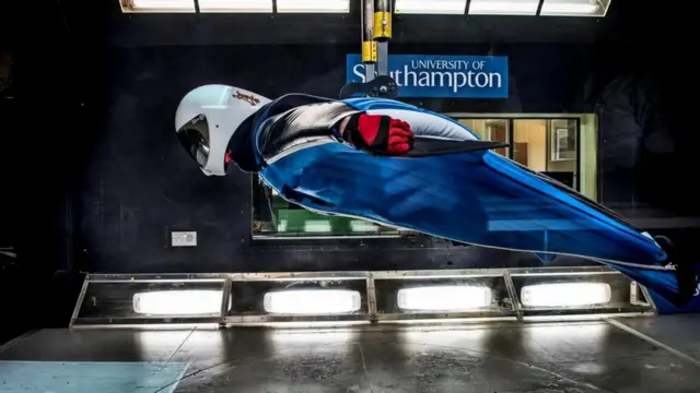 Люди вообще-то не очень аэродинамичны - вингсьют помогает преодолеть эту проблему