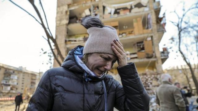 Mulher chora na guerra da Ucrânia