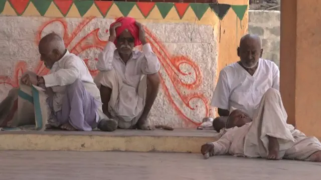 गावांमध्ये दिसतात ते वयोवृद्ध मंडळी