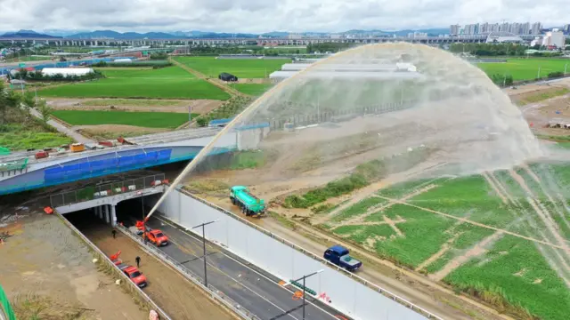 미호천 제방 유실로 침수된 17일 오전 충북 청주시 궁평2지하차도에서 배수작업이 한창이다. 경찰 당국 오소 지하차도의 수색작업이 마무리 되는 대로 도로와 제방 관리 책임 소재를 밝히기 위한 수사에 착수할 방침이다.