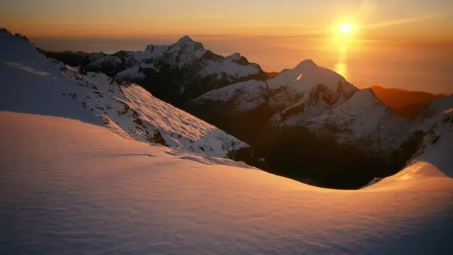 Закат в горах острова Южный