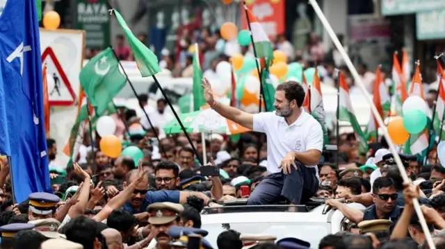 વાયનાડમાં પ્રચાર કરતા રાહુલ ગાંધી