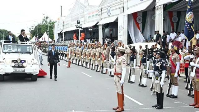 காவல்துறையின் அணிவகுப்பை ஏற்றுக்கொண்ட முதலமைச்சர் ஜோசப் விஜய்.