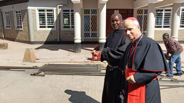 Le père Robert Karanja Ireri avec le pape Léon XIV.
