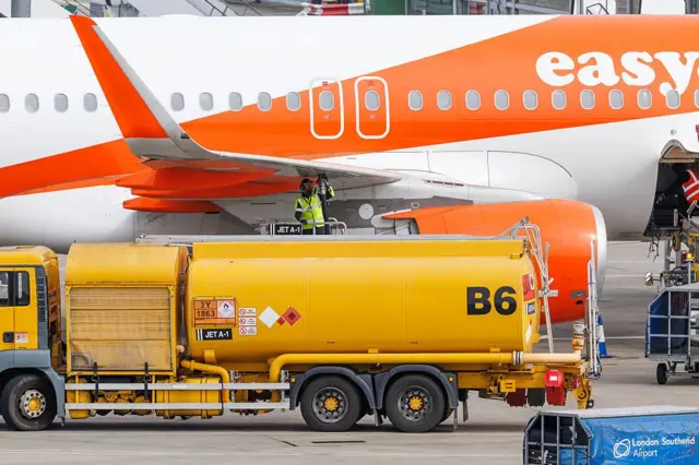 Um avião da EasyJet é reabastecido antes da decolagem no Aeroporto de Southend, em 17 de abril de 2026, em Southend, Inglaterra