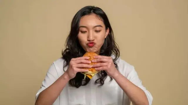 ఆధునిక సమాజంలో జంక్ ఫుడ్ పట్ల మోజు పెరిగింది.