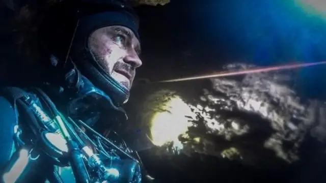 குகையில் சிக்கியிருந்தோர் பாதுகாப்பாக வெளிவர உழைத்த பல முக்குளிப்போரில் மிக்கோ பாசி ஒருவராவார்.