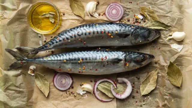 Скумбрия с луком, маслом и чесноком