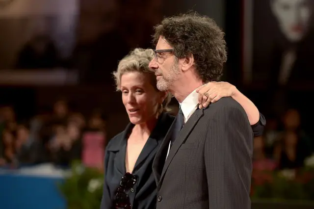 Актриса Фрэнсис Макдорманд и режиссер Джоэл Коэн женаты с 1984 года. Макдорманд - талисман творческого союза братьев Коэнов. Она снялась в восьми их фильмах. "Макбет", в котором она играет роль Леди Макбет, - девятый.