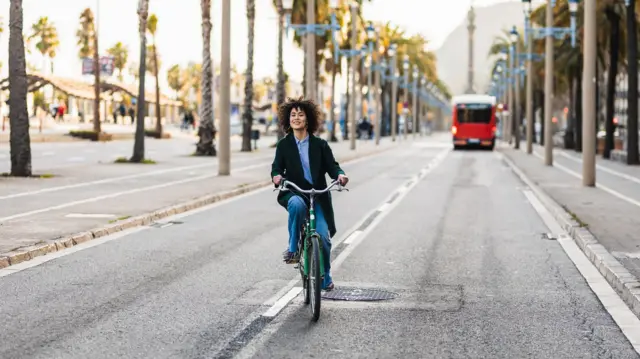 Mulher andandom betanobicicleta