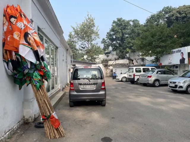 कांग्रेस के दफ़्तर में इन झंडों को उठाने वाला कोई नहीं था