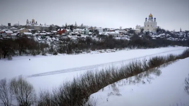 Аввалига, Елец шаҳри эртакдагидек туюлади. Лекин бу туйғу узоқ давом этмайди. Уруш излари ҳамма жойда сезилади.