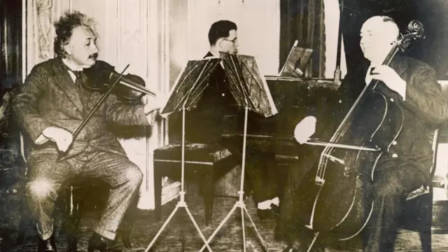 التنقل من مهمة لأخرى، كما كان أينشتاين يستعين بالموسيقى لحل المعضلات العلمية، قد يعزز أداءك وقدراتك الإبداعية