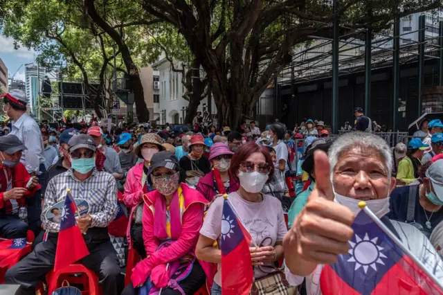 一群國民黨支持在正在集會。