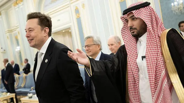 مستشار الرئيس الأمريكي إيلون ماسك (يسار) والرئيس التنفيذي لشركة إنفيديا جينسن هوانغ (وسط) برفقة ولي العهد السعودي في الديوان الملكي بالرياض