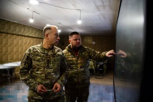 Главком ВСУ Александр Сырский (слева) и командующий Десантно-штурмовыми войсками Олег Апостол изучают настенную карту