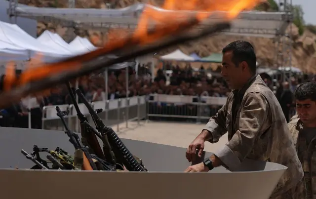 PKK'lı grup 11 Temmuz 2025'te Kuzey Irak'taki Süleymaniye'de silahlarını bırakıp, imha ederken. 