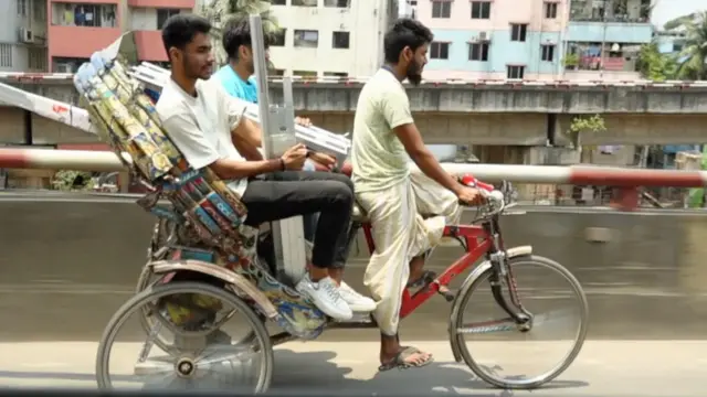 নিষেধাজ্ঞা অমান্য করে ঢাকার খিলগাঁও ফ্লাইওভারে উঠে পড়েছে একটি ব্যাটারিচালিত অটোরিকশা