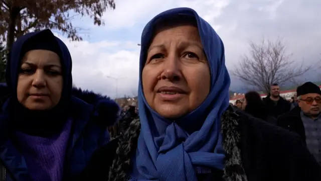 Mavi bir başörtüsü takan Halide Yıldız. 