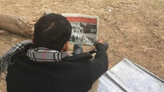 اسلام آباد اور راولپنڈی میں پولیس کی جلی ہوئی گاڑیاں، اہلکار کے جھولے