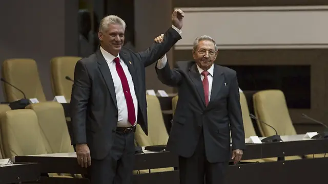 Raúl Castro y Miguel Díaz-Canel en la Asamblea Nacional en La Habana.