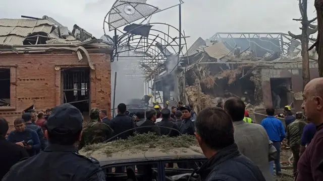 Azerbaycan, Pazar günü en büyük ikinci kenti Gence'nin Ermenistan tarafından bombalandığını açıkladı
