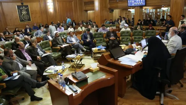 جلسه شورای شهر تهران به ریاست مهدی چمران
