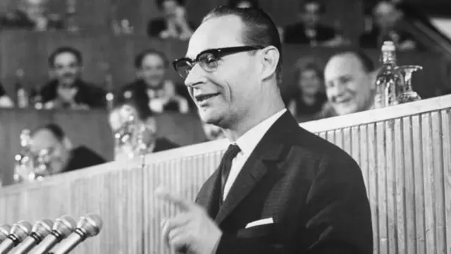 當時的捷克斯洛伐克領導人杜布切克主張實行"人性化的社會主義"。