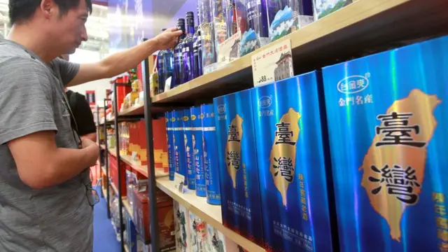 天津市梅江會展中心第十二屆津台投資合作洽談會上參觀者選購台灣酒品（中新社圖片4/7/2019）