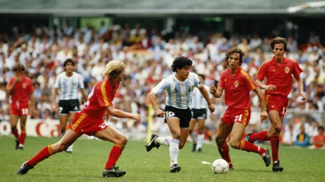Maradona anotó dos goles contra Bélgica en semifinales