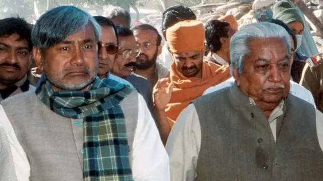 કચ્છમાં વિનાશકારી ભૂકંપ બાદ અંજારની મુલાકાતે આવેલા તત્કાલીન મુખ્ય મંત્રી કેશુભાઈ પટેલ અને તત્કાલીન કેન્દ્રીય કૃષિમંત્રી નીતિશ કુમાર