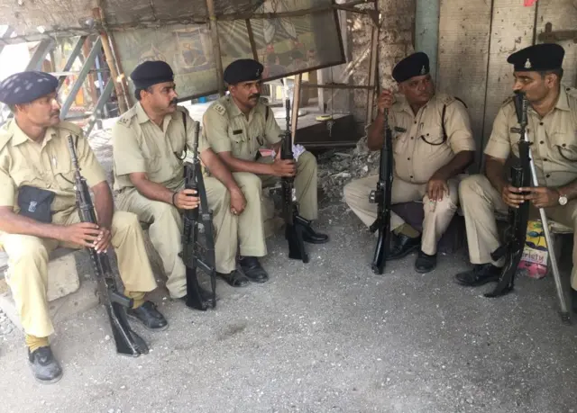 ఉనా గ్రామంలో పోలీసు బందోబస్తు