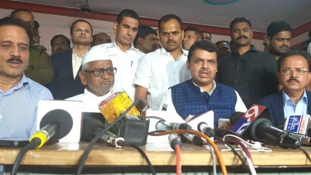 अण्णा हजारे यांनी आज उपोषण सोडले. याप्रसंगी उपस्थित देवेंद्र फडणवीस.