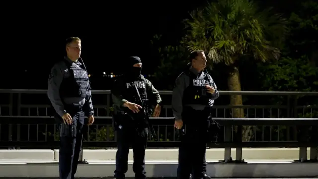 La policía custodió las afueras de Mar-a-Lago mientras el FBI hacía el registro.