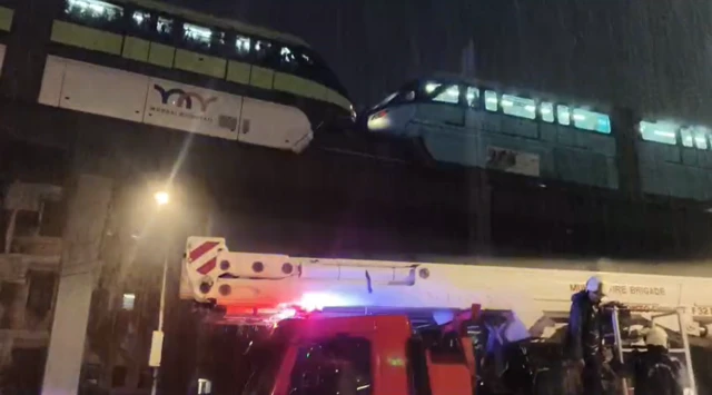 मुंबईत मोनोरेल अडकली, प्रवाशांना काढण्याचे प्रयत्न सुरू; राज्यात सर्वत्र पावसाचा जोर कायम