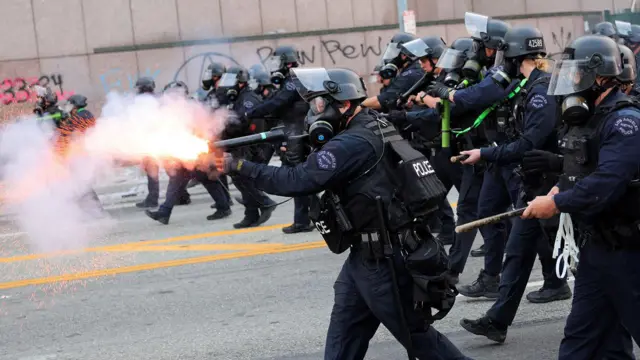 दङ्गा नियन्त्रण गर्दै प्रहरी