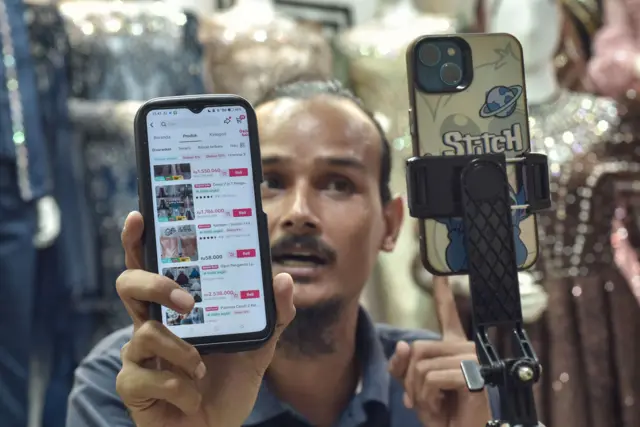 Pedagang lapak e-commerce