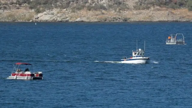 కాలిఫోర్నియా సరస్సులో గాలిస్తున్న బోట్లు