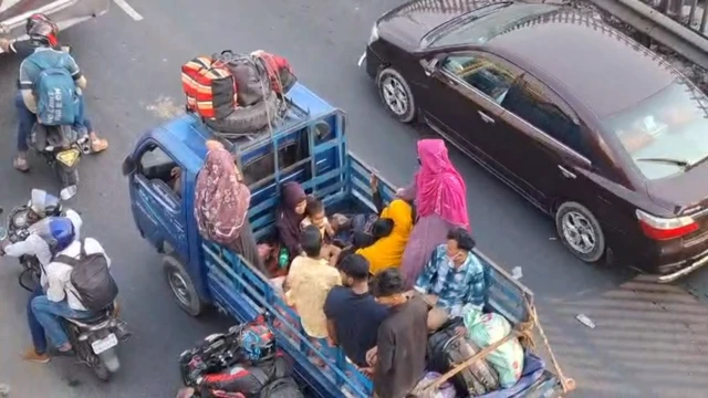 গাজীপুরে অনেকেই পণ্যবাহী যানবাহনে করে বাড়ি ফিরছেন