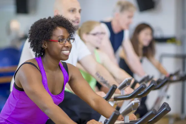 Personas haciendo ejercicio.