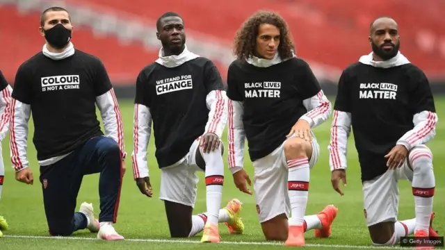 Les tee-shirts "Black Lives Matter" se sont généralisés en 2020, portés par des sportifs, des célébrités et des manifestants