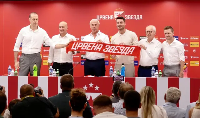 Na promociji novog trenera, svi su bili u belom